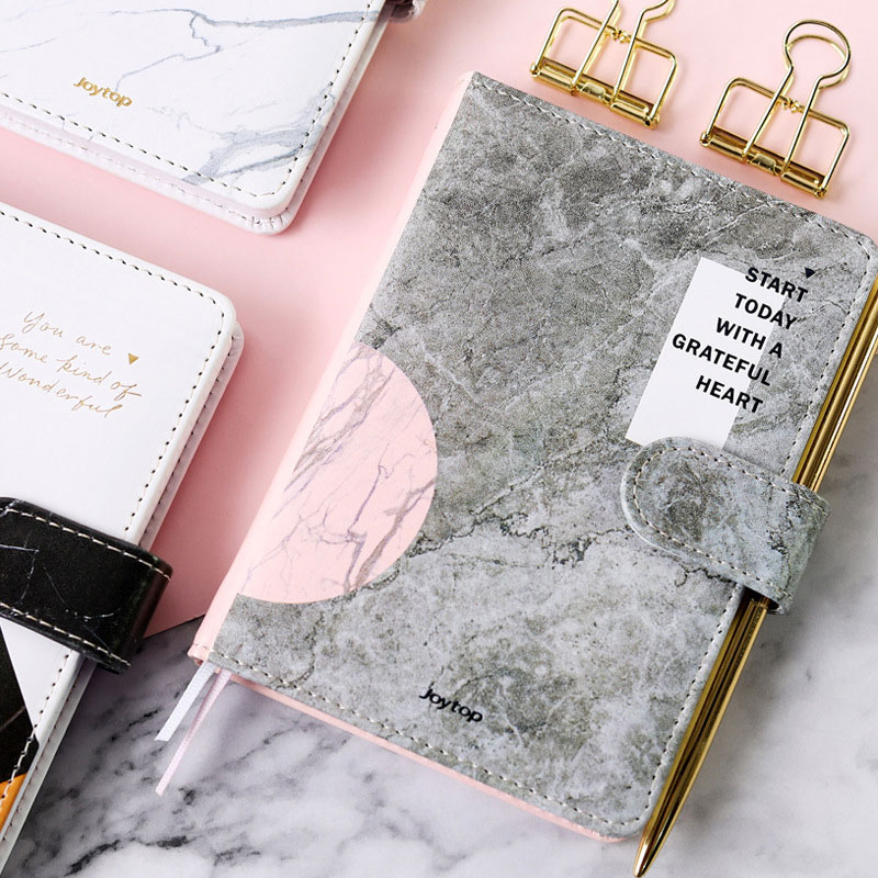 Taş Kağıt Defterler Neden 2024'te Masaların Yerini Alacak? Taş Kağıt Defterler Neden 2024'te Masaların Yerini Alacak?